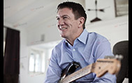 YӍFenderָAndy MooneyɞȫCEO