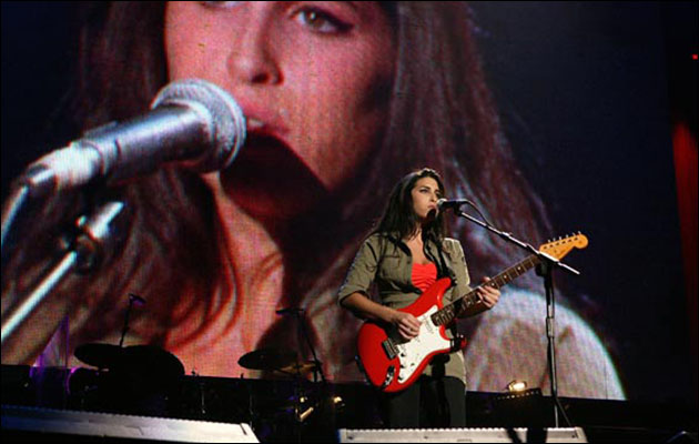    Amy WinehouseFender Stratocastercٝ