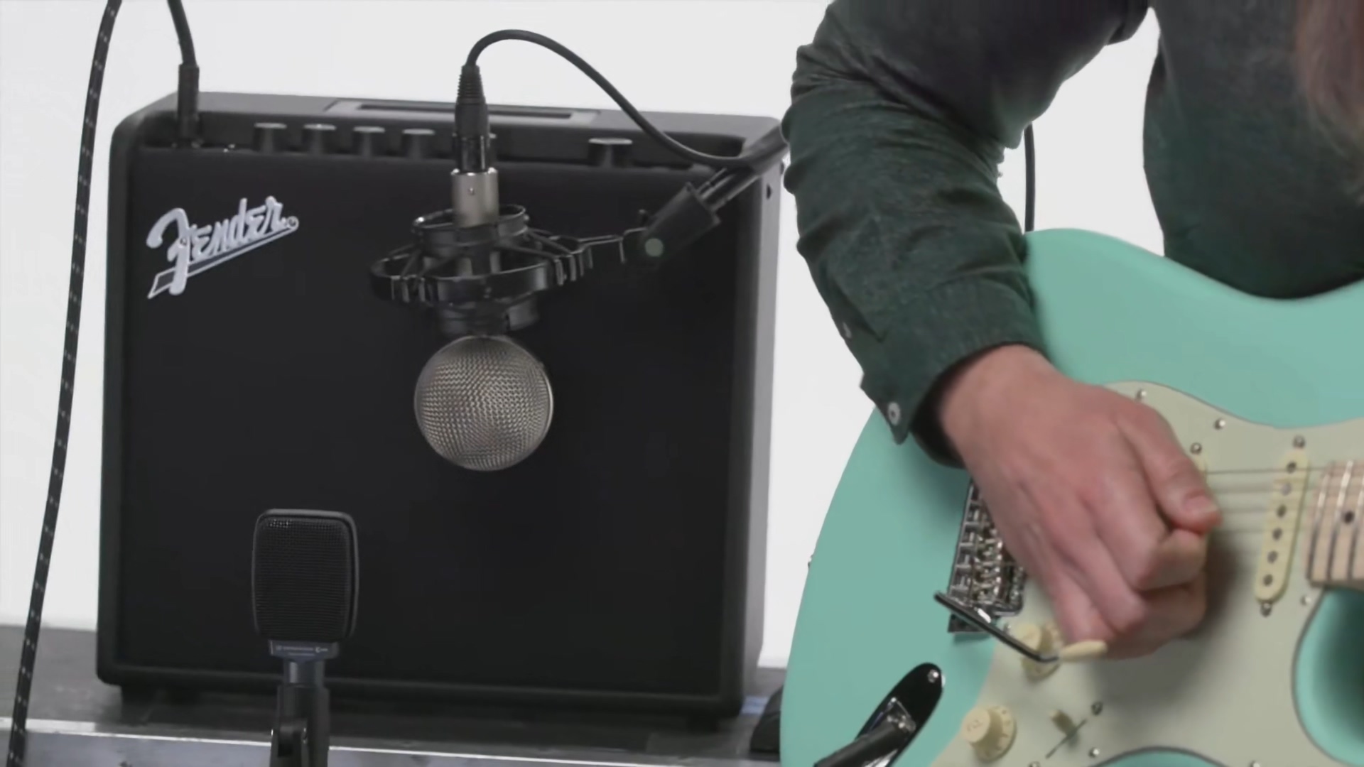 Fender Mustang LT25Ñփ